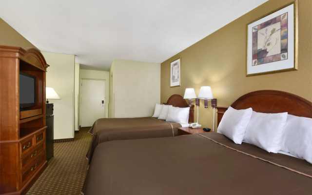 photo 3 of Howard Johnson Hotel & Suites by Wyndham Allentown/Dorney