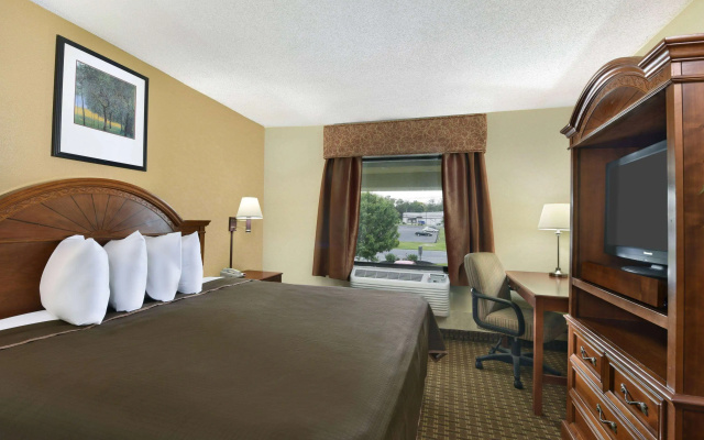 photo 4 of Howard Johnson Hotel & Suites by Wyndham Allentown/Dorney