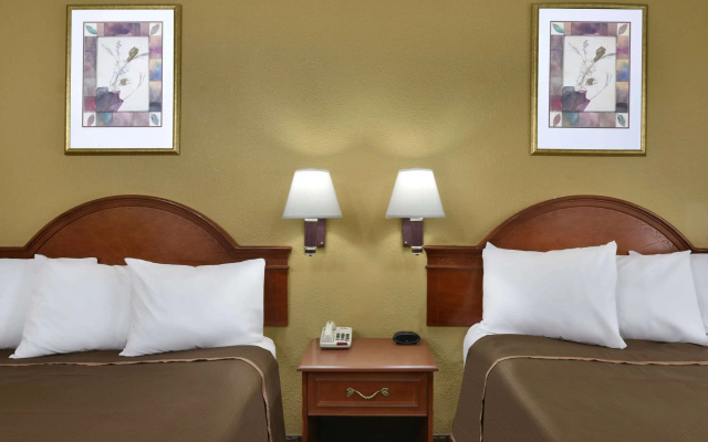 photo 5 of Howard Johnson Hotel & Suites by Wyndham Allentown/Dorney
