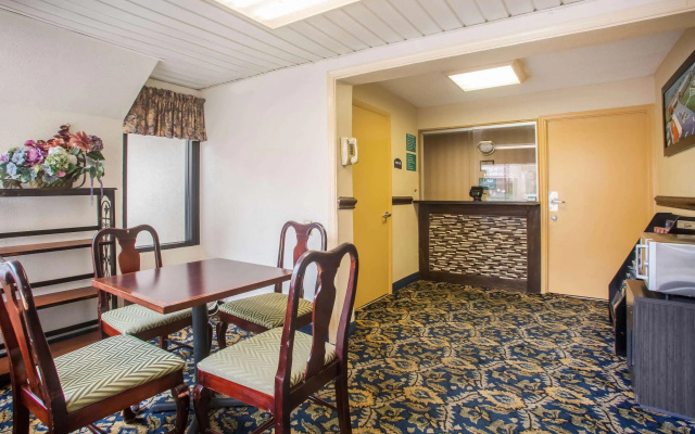 photo 4 of Howard Johnson by Wyndham College Park
