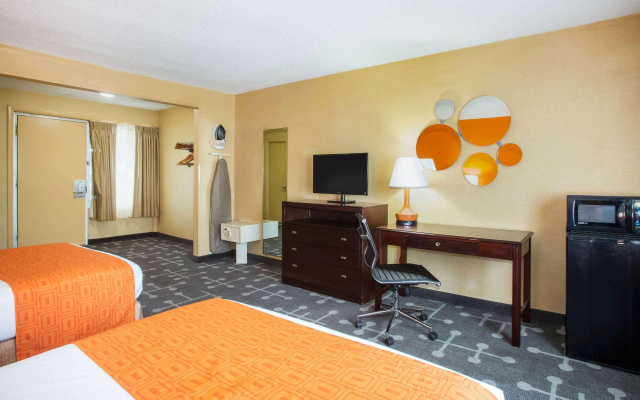 photo 5 of Howard Johnson by Wyndham College Park