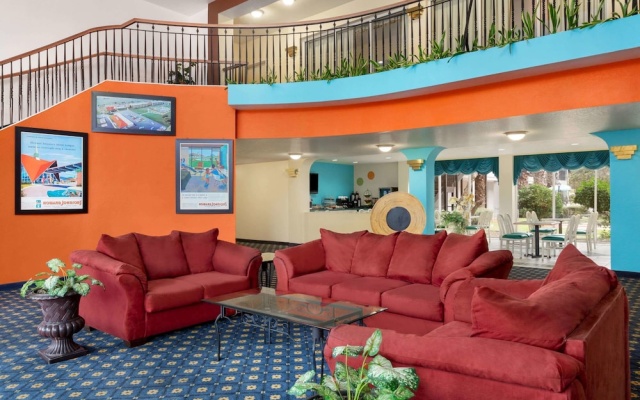 photo 2 of Howard Johnson Hotel & Suites by Wyndham San Antonio