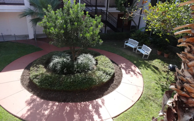 photo 4 of Howard Johnson Hotel & Suites by Wyndham San Antonio