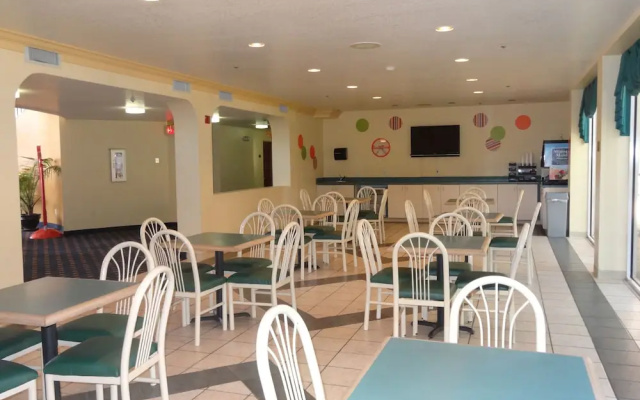 photo 5 of Howard Johnson Hotel & Suites by Wyndham San Antonio