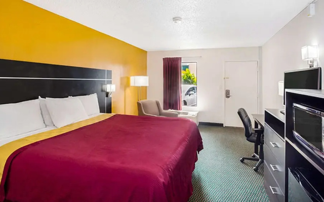 photo 3 of Howard Johnson Express Inn