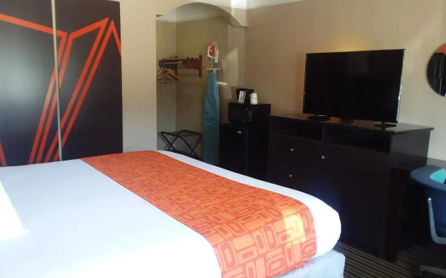 photo 2 of Howard Johnson Express Inn - Lake Charles