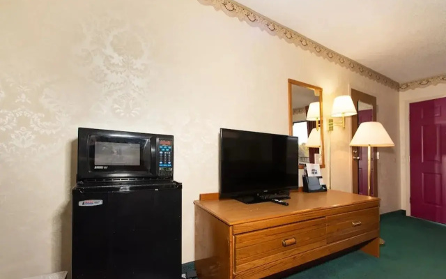 photo 3 of Express Inn