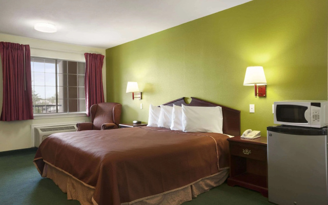 photo 3 of Howard Johnson by Wyndham Grand Prairie Near Lone Star Park
