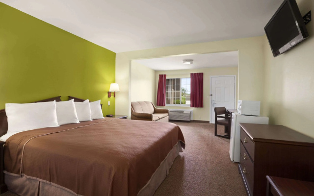 photo 4 of Howard Johnson by Wyndham Grand Prairie Near Lone Star Park