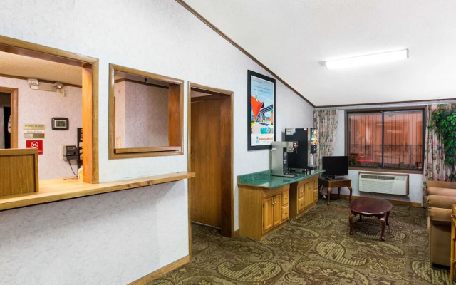 photo 2 of Howard Johnson Express Inn Wilmington