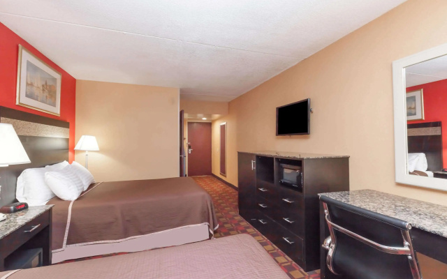 photo 2 of Howard Johnson Hotel by Wyndham Newark Airport