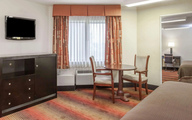 photo 3 of Howard Johnson Hotel by Wyndham Newark Airport