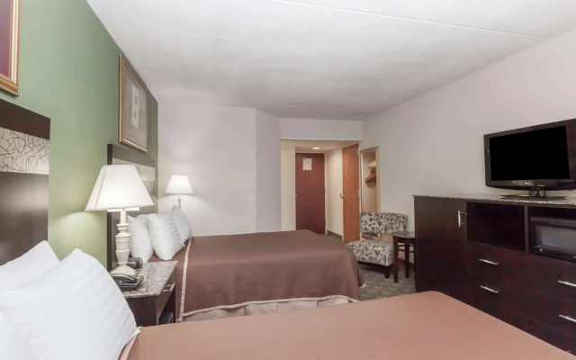 photo 4 of Howard Johnson Hotel by Wyndham Newark Airport