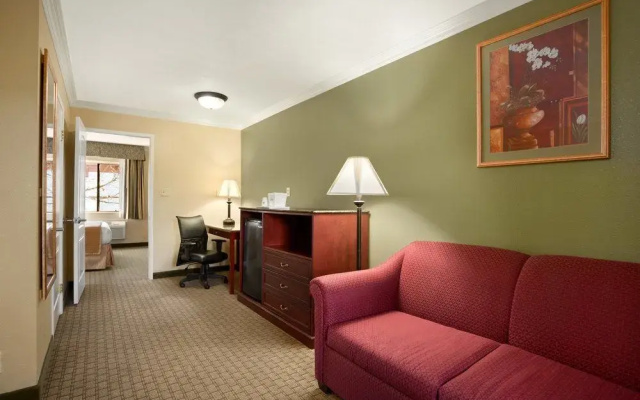photo 4 of Howard Johnson Inn and Suites Reseda