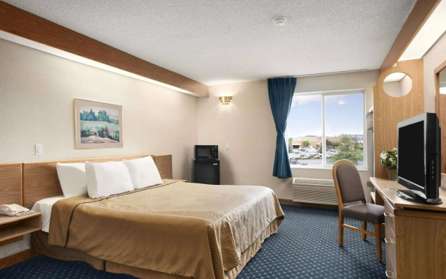 photo 3 of Howard Johnson Hotel & Suites by Wyndham Vancouver