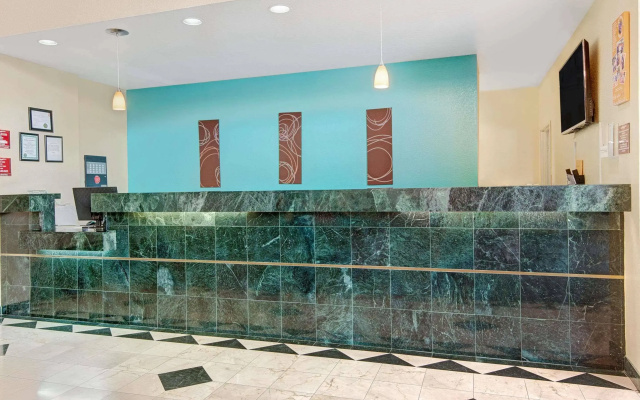 photo 2 of Howard Johnson Hotel & Suites by Wyndham San Antonio