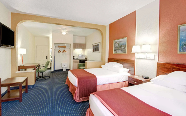 photo 3 of Howard Johnson Hotel & Suites by Wyndham San Antonio