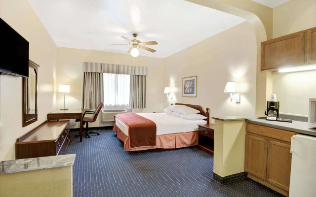 photo 5 of Howard Johnson Hotel & Suites by Wyndham San Antonio