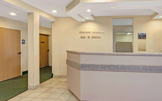 photo 2 of Red Lion Inn & Suites Elk Grove Village