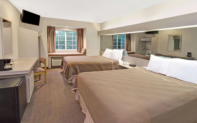 photo 4 of Red Lion Inn & Suites Elk Grove Village