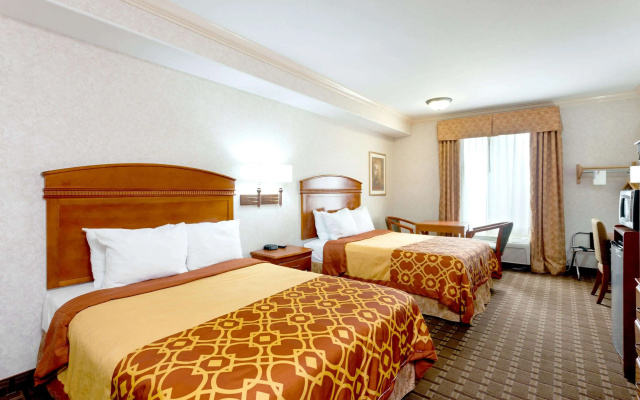 photo 3 of Howard Johnson Hotel & Suites by Wyndham Pico Rivera