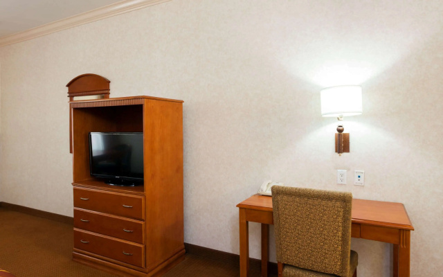 photo 4 of Howard Johnson Hotel & Suites by Wyndham Pico Rivera