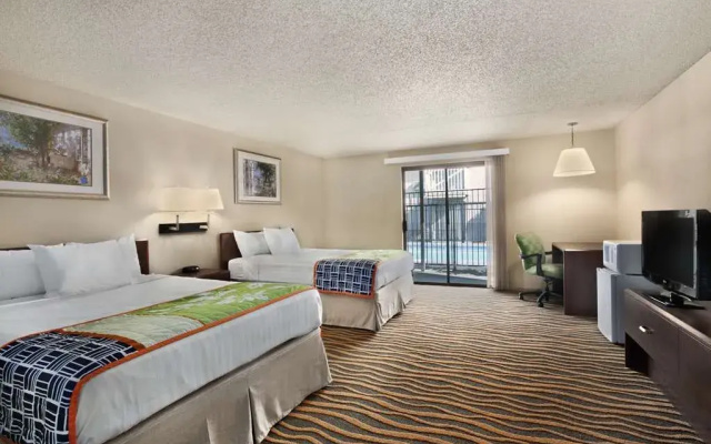 photo 2 of Howard Johnson Inn & Suites Tacoma Near McChord AFB