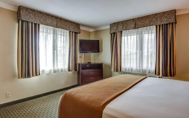 photo 3 of Howard Johnson Hotel & Suites by Wyndham Reseda