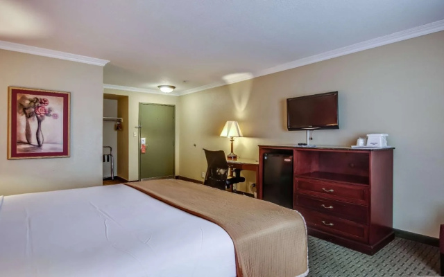 photo 4 of Howard Johnson Hotel & Suites by Wyndham Reseda