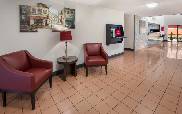 photo 4 of Red Roof Inn & Suites Lexington - Hamburg