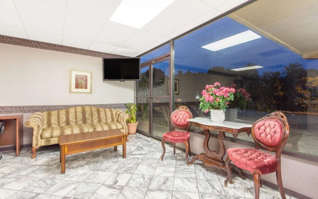 photo 2 of Howard Johnson Inn Roanoke/Airport