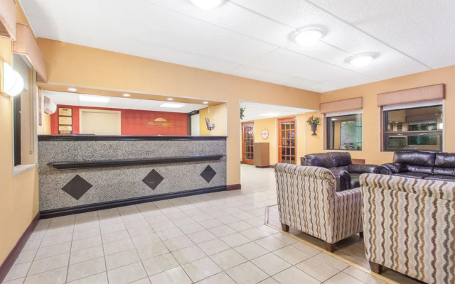 photo 2 of Howard Johnson Inn Suffern