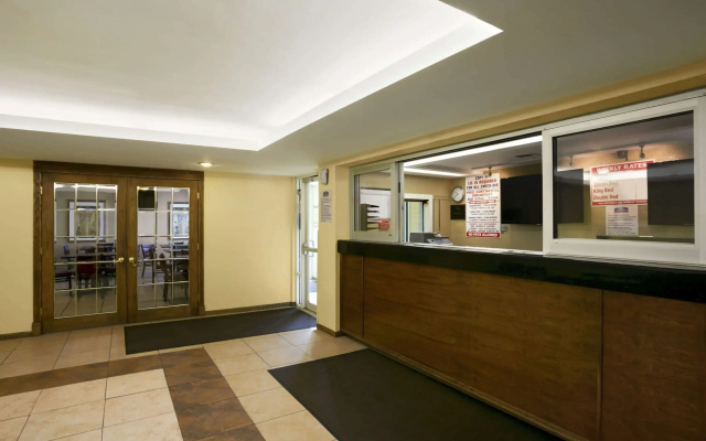 photo 2 of Travelodge by Wyndham Lansing IL