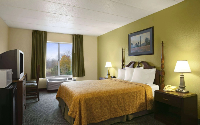 photo 4 of Travelodge by Wyndham Lansing IL