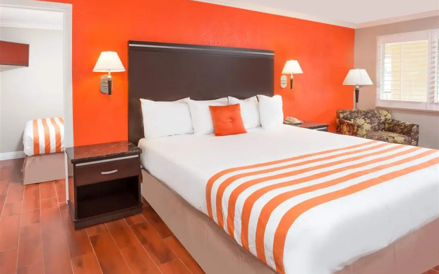 photo 4 of Howard Johnson by Wyndham Orange Hotel & Suites