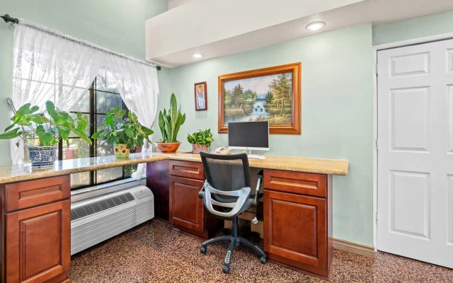 photo 4 of Howard Johnson by Wyndham Pasadena