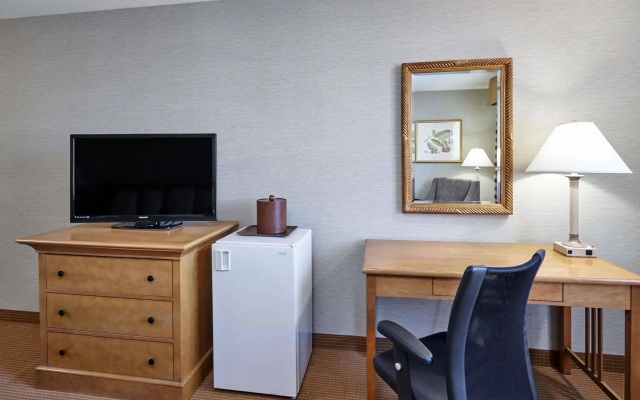 photo 4 of Howard Johnson Plaza Hotel by Wyndham Madison