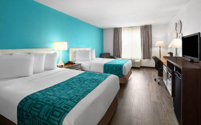 photo 3 of Howard Johnson by Wyndham Romulus Detroit Metro Airport