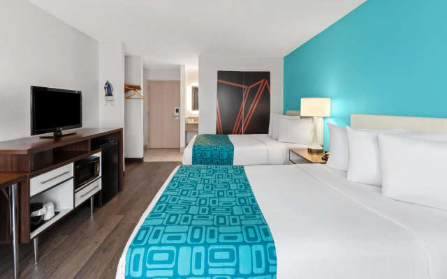 photo 4 of Howard Johnson by Wyndham Romulus Detroit Metro Airport