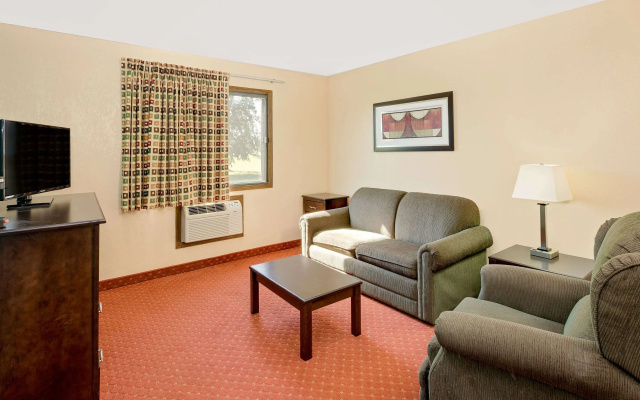 photo 3 of Howard Johnson by Wyndham Waterloo/Cedar Falls