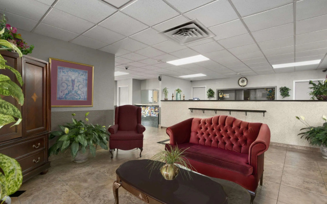 photo 2 of Howard Johnson by Wyndham Winter Haven FL