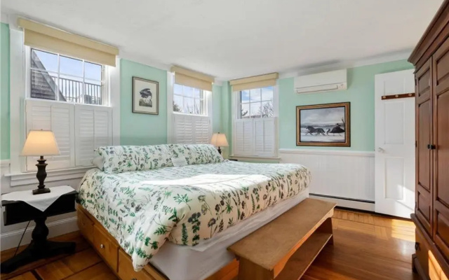 photo 2 of Howland House Inn