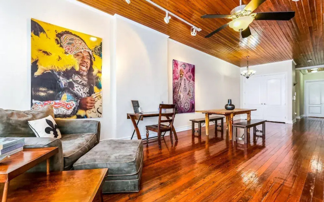 photo 4 of Huge 4-BR 4-BTH Steps to FQ by Hosteeva
