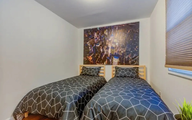 photo 3 of Huge & Cozy 3BR 2BA House 15m to Times Square