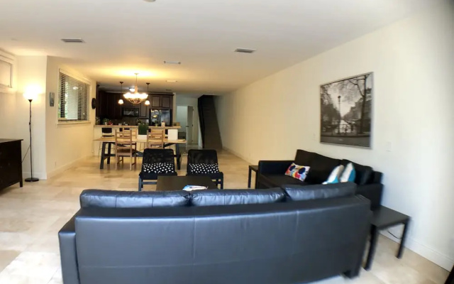 photo 2 of Huge House in Fort Lauderdale - 819