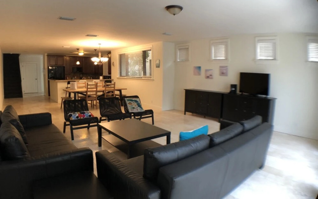 photo 2 of Huge House in Fort Lauderdale -  821