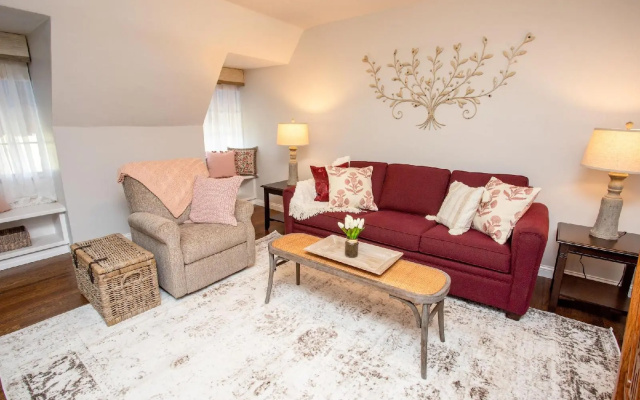 photo 2 of Hummingbird Estate Wine & Suites