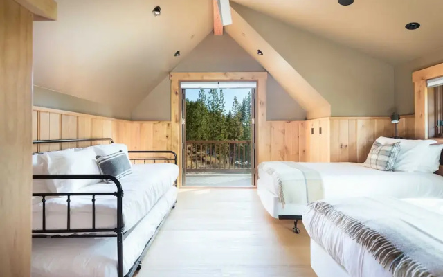 photo 4 of Hunter by Avantstay Award-winning Riverfront Cabin 5 Minutes From Palisades