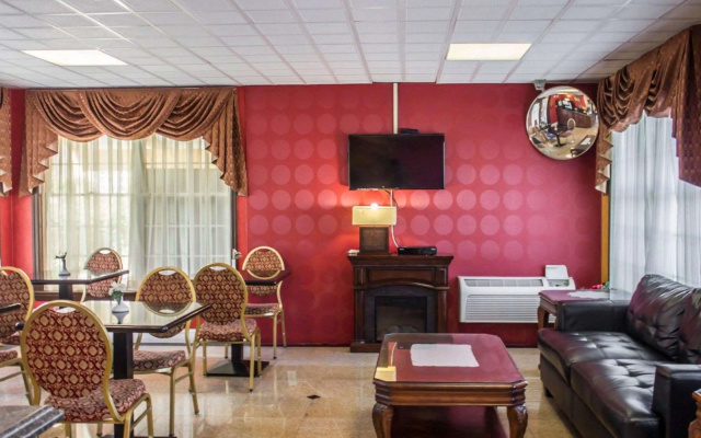 photo 2 of Rodeway Inn Huntington Station - Melville