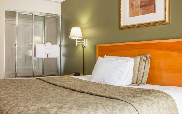photo 3 of Rodeway Inn Huntington Station - Melville
